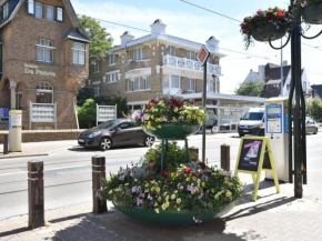Former hotel in the centre and at 50 metres from the beach in Panne
